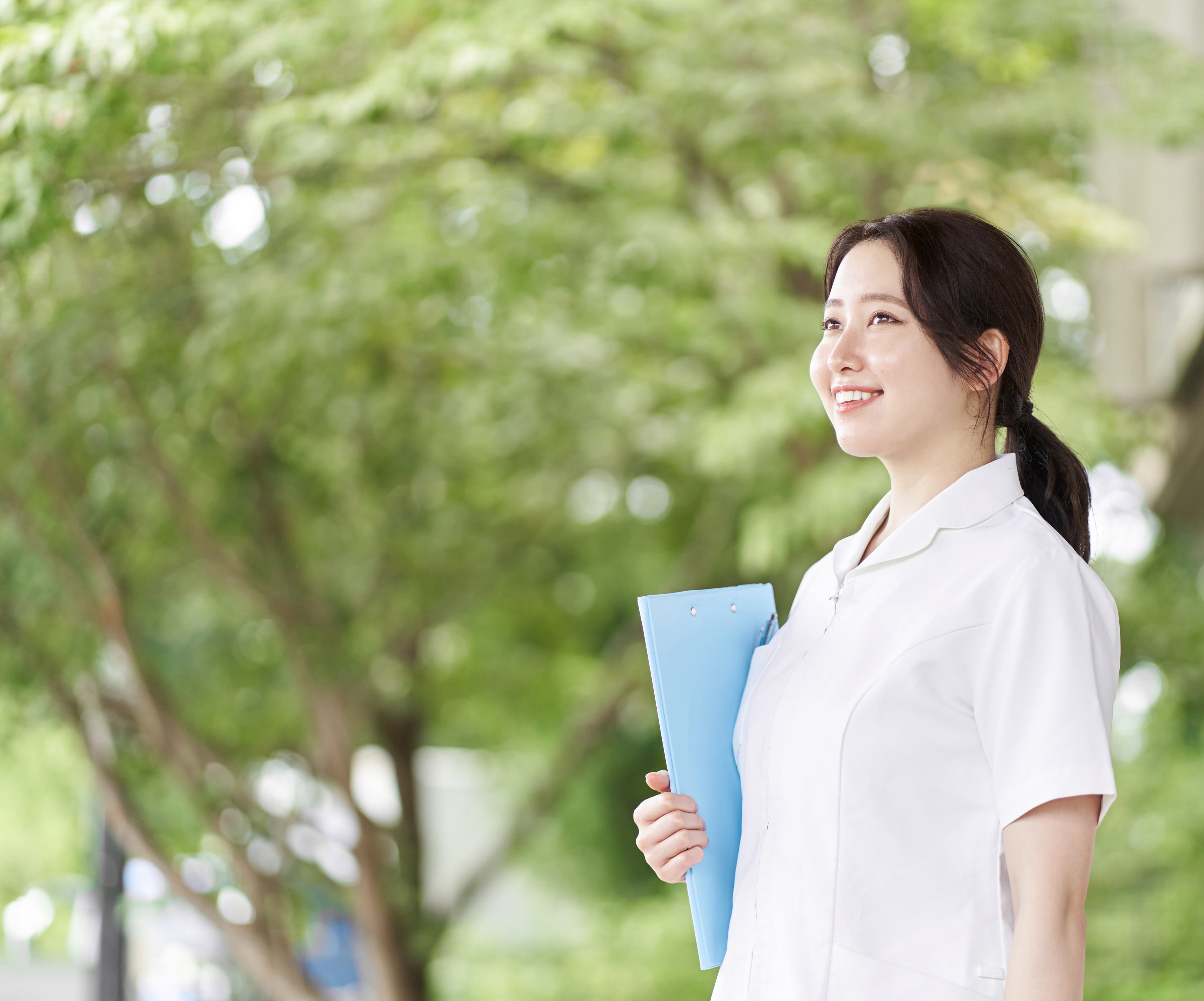 看護服の女性の画像